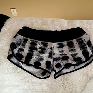 🦄RARE Lululemon Dotted Speed Shorts